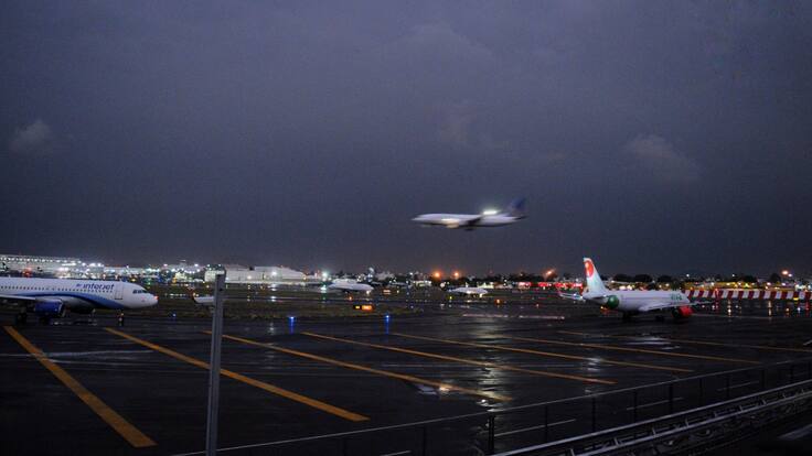 Fuertes lluvias en CDMX: AICM suspende vuelos momentáneamente