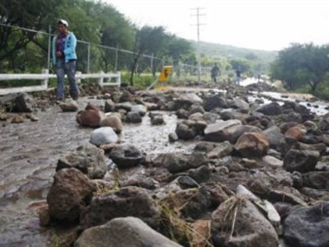 Atrapados cinco vehículos por deslave en autopista México-Querétaro