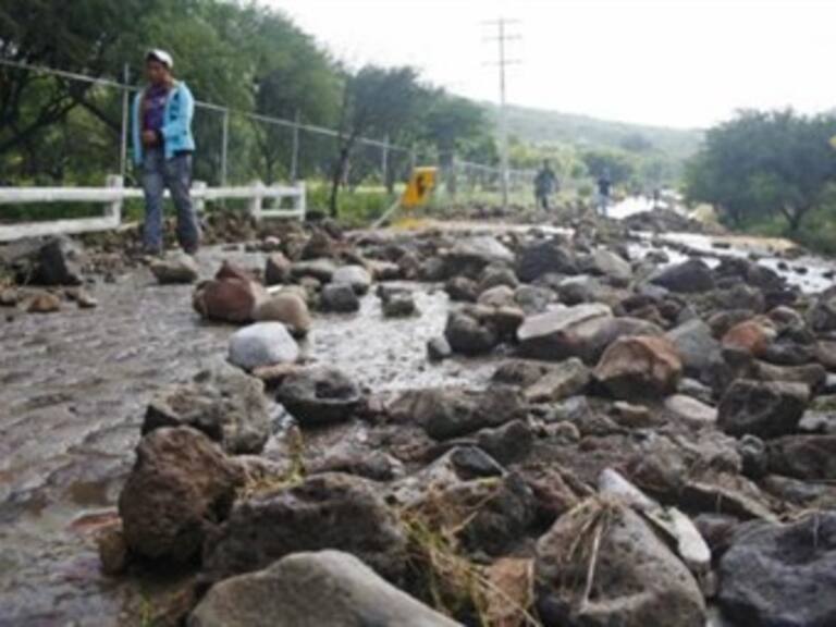 Atrapados cinco vehículos por deslave en autopista México-Querétaro