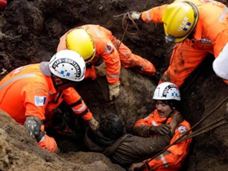 Recuperan 17 cuerpos por deslave en Colombia