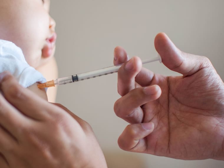 Centros de salud del Valle de México tienen desabasto de vacunas para bebés y niños; piden a padres hacer listas de espera
