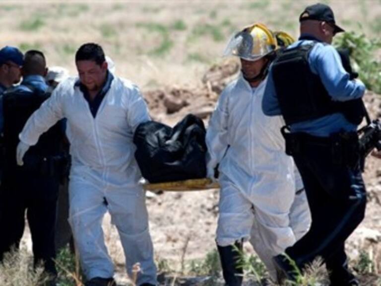 Hallan dos cuerpos en fosa clandestina de Guerrero