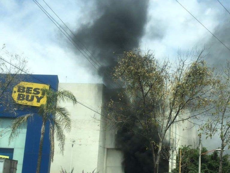 Se registra incendio en plaza comercial de Zapopan