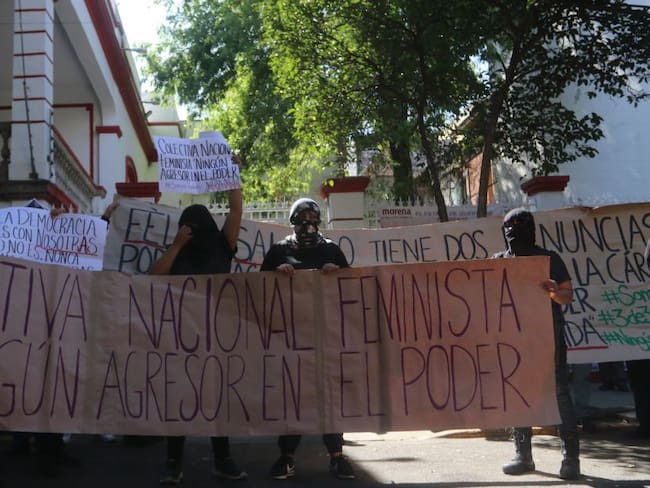 Con pintas y toma de sede… protestan militantes y feministas en Morena