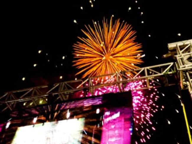 Entre fuegos artificiales y aplausos culminó el primer día del FIC 2013