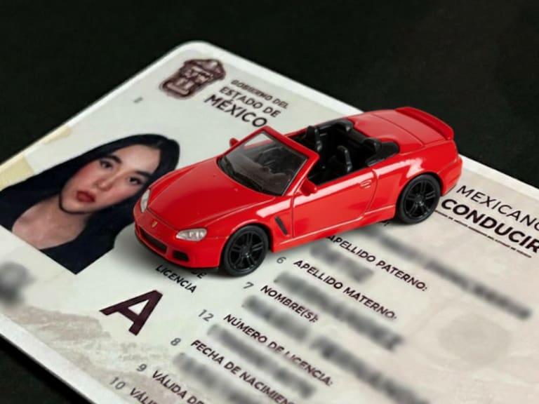 Para renovar tu licencia en el Edomex debes presentar tu plástico anterior, CURP certificada y el comprobante de pago de derechos, el cual varía según la vigencia elegida (de 1 a 4 años).