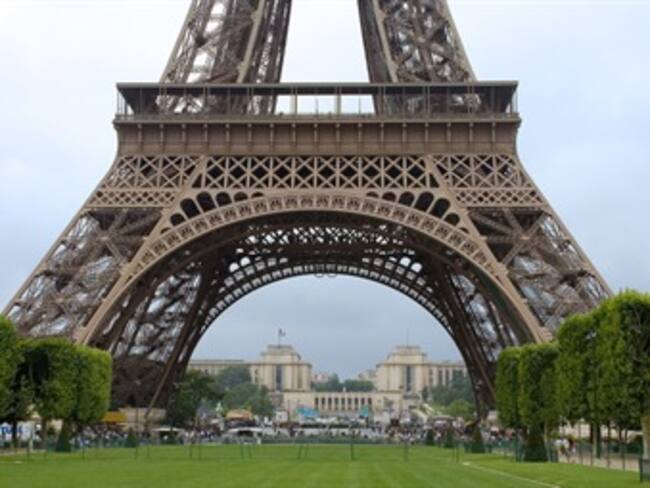 Reabren Torre Eiffel tras falsa alerta de bomba