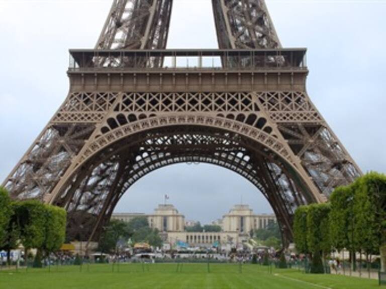 Reabren Torre Eiffel tras falsa alerta de bomba