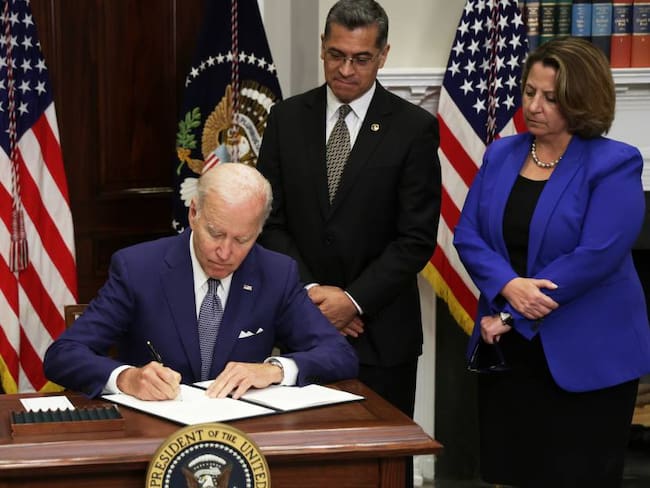 Biden firma orden ejecutiva para proteger derecho al aborto en EU
