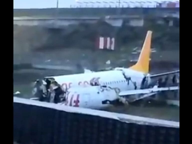 Avión se parte en tres al salirse de la pista de aterrizaje en Estambul