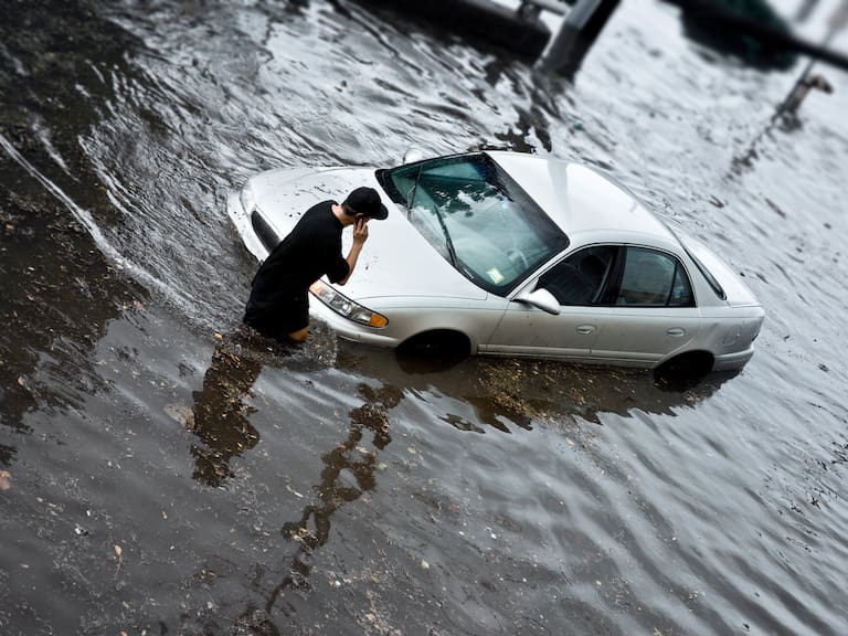 ¿Qué hacer si tu auto queda varado en una inundación?