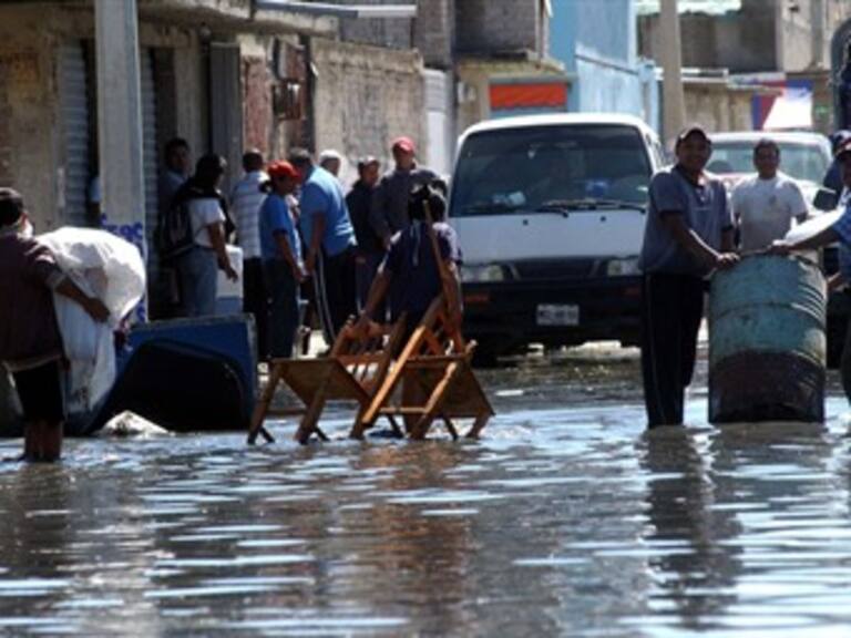 Bloquean vecinos la México-Puebla