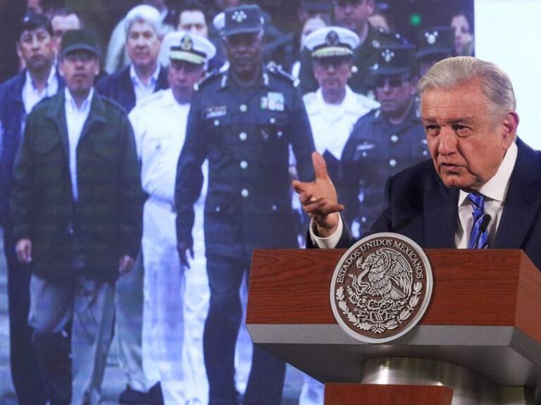 AMLO reta a la oposición a agruparse como lo propone Felipe Calderón