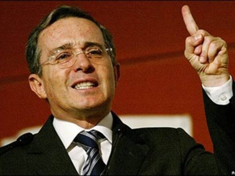 Uribe invita a colombianos a votar sin presión extranjera
