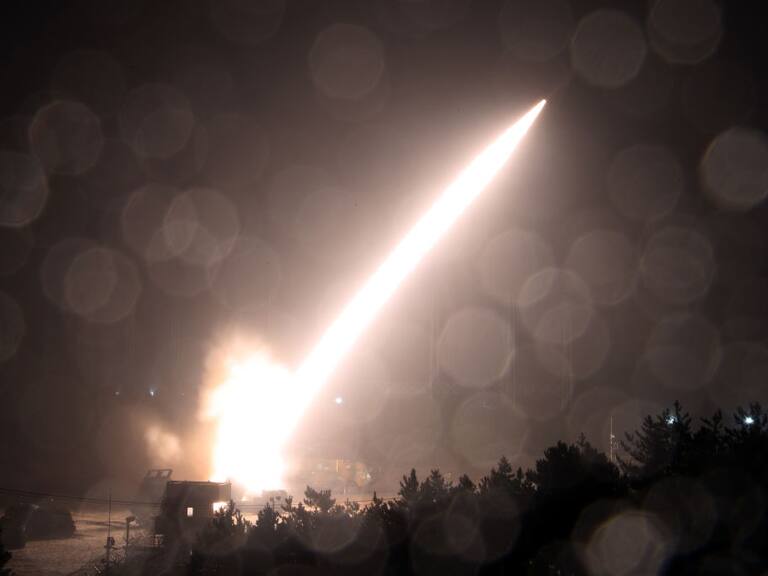 Misiles de largo alcance conocidos como ATACMS, de manufactura estadounidense, fueron lanzados la madrugada de este martes contra Rusia, desde Ucrania