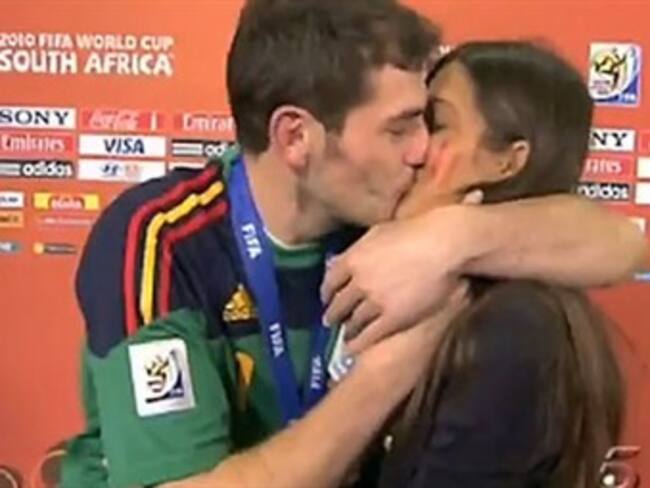 Iker Casillas besa a su novia reportera en plena entrevista