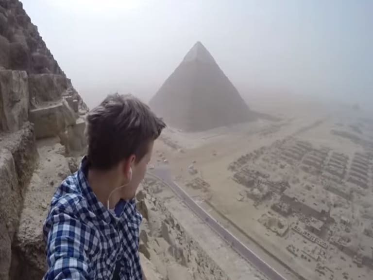 Joven elude seguridad y escala las pirámides de Giza