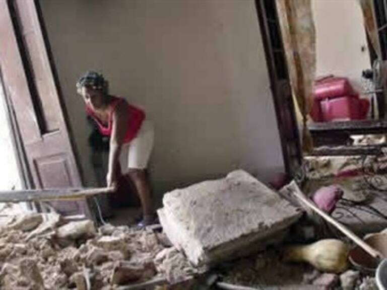 Anciana es rescatada por bomberos mexicanos