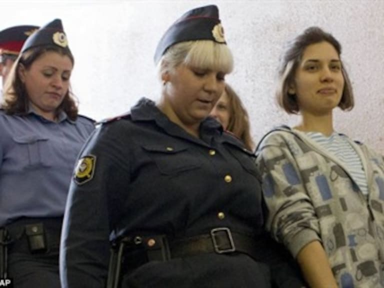 Se reúnen dos integrantes de Pussy Riot luego obtener su libertad en Rusia