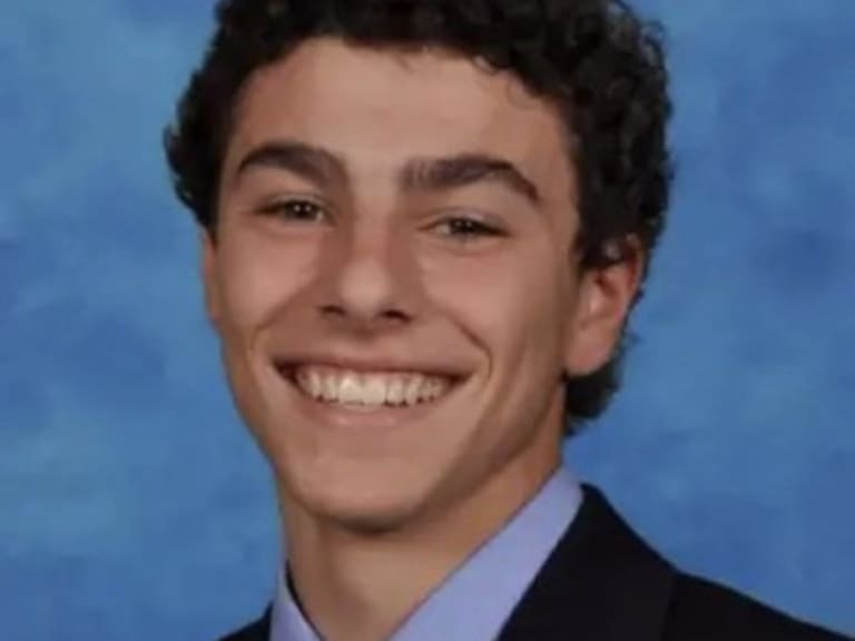 El hombre de 26 años fue detenido en un restaurante de comida rápida tras el reporte de un empleado del lugar.