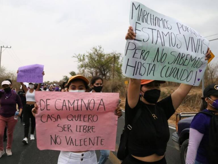 Marchan mujeres contra feminicidios en Morelos