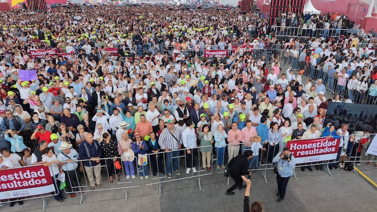 Tensión en evento de Sheinbaum en Hidalgo; normalistas intentan ingresar a la fuerza