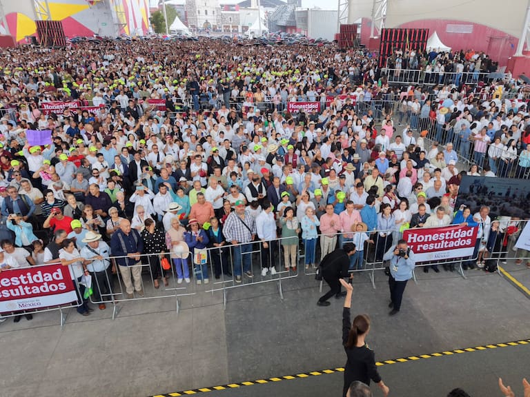 Tensión en evento de Sheinbaum en Hidalgo; normalistas intentan ingresar a la fuerza