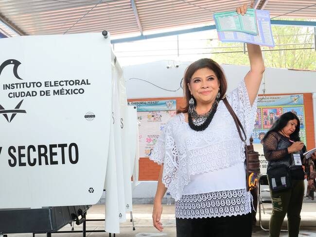 Emite su voto Clara Brugada, jefa del gobierno capitalino