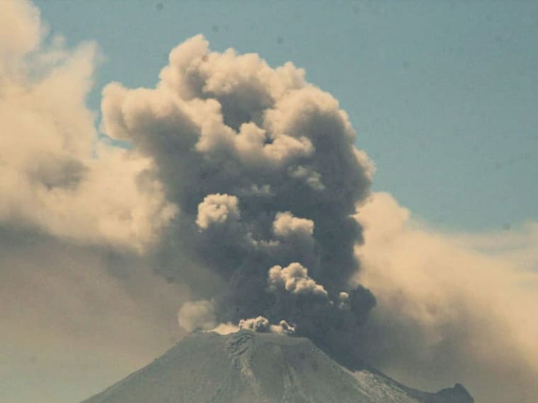 ¿Cómo puede afectar la ceniza volcánica a los aviones?