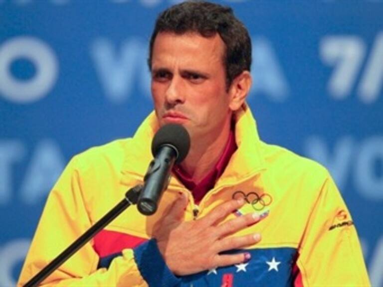 Inscribe Capriles su candidatura a gobernador en el estado Miranda
