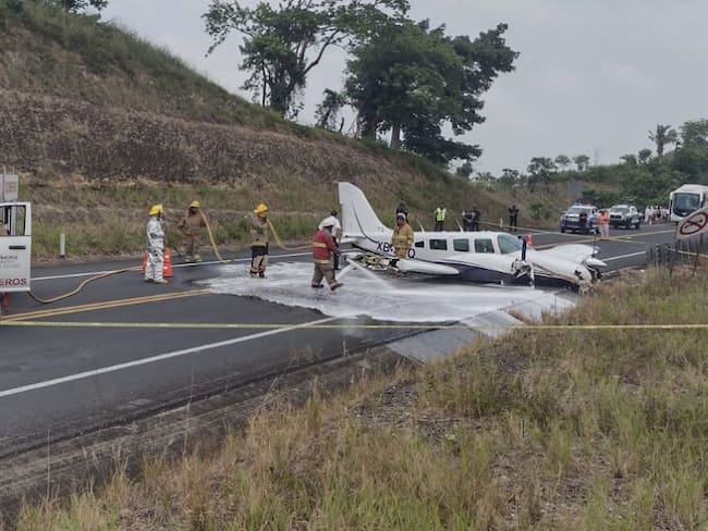 Avioneta aterriza de emergencia en la Tuxpan-Poza Rica, en Veracruz