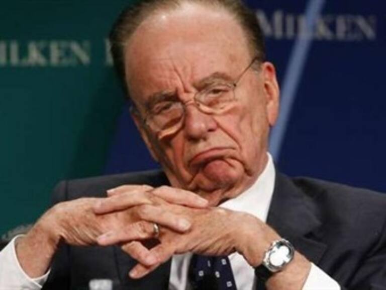Intentan agredir a los Murdoch durante comparecencia