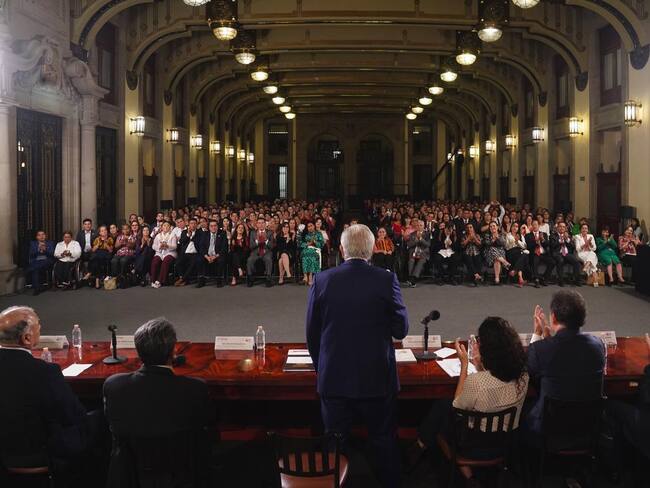 AMLO llama a legisladores de Morena a seguir “sin titubeos” con la 4T