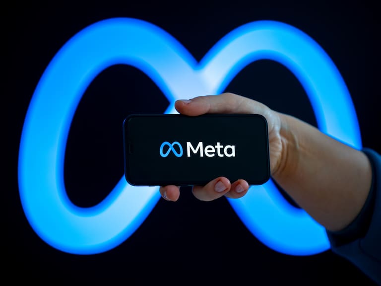 Meta (antes conocida como Facebook, Inc.) nació en 2004 como un proyecto universitario y hoy es un gigante tecnológico que controla las redes sociales y plataformas de comunicación más usadas del mundo