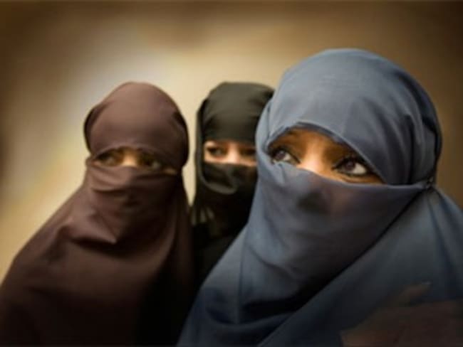 Senado francés prohibirá uso del velo islámico en espacios públicos