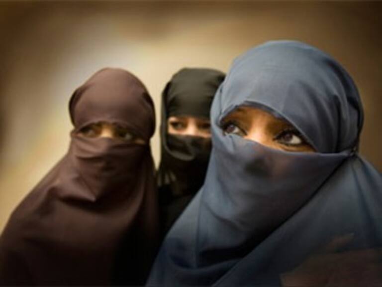 Senado francés prohibirá uso del velo islámico en espacios públicos