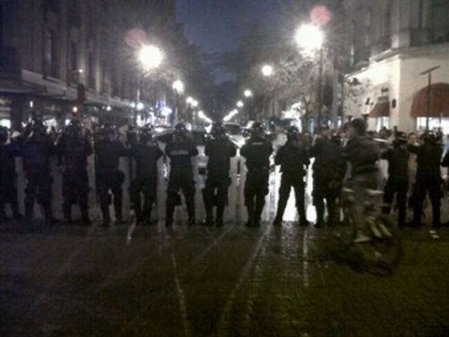 Se enfrentan encapuchados y granaderos al ingresar al Zócalo