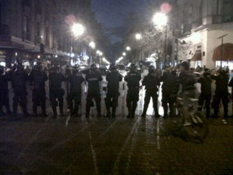 Se enfrentan encapuchados y granaderos al ingresar al Zócalo