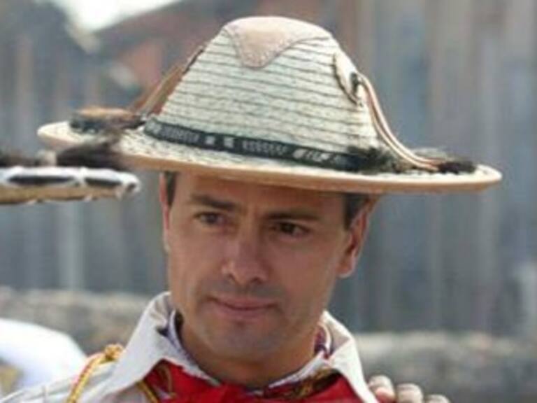 EPN se hace una limpia junto con su equipo