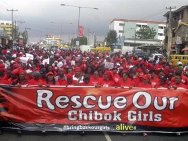 Identifican padres a 77 de las niñas secuestradas en Nigeria