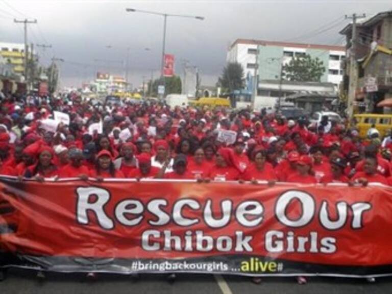 Identifican padres a 77 de las niñas secuestradas en Nigeria