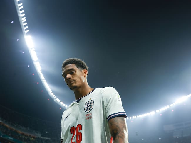 Inglaterra buscará apelar la tarjeta roja a Jarell Quansah