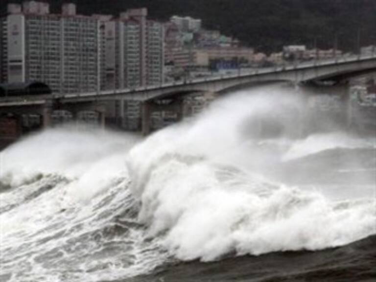 Deja tifón Jelawat dos muertos y 116 heridos en Japón
