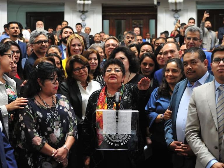 Ernestina Godoy rinde protesta como primera fiscal de la CDMX