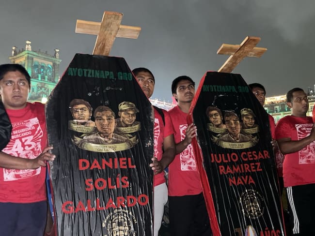 Gobierno dio la espalda a familiares de los 43 normalistas para salvar al ejército