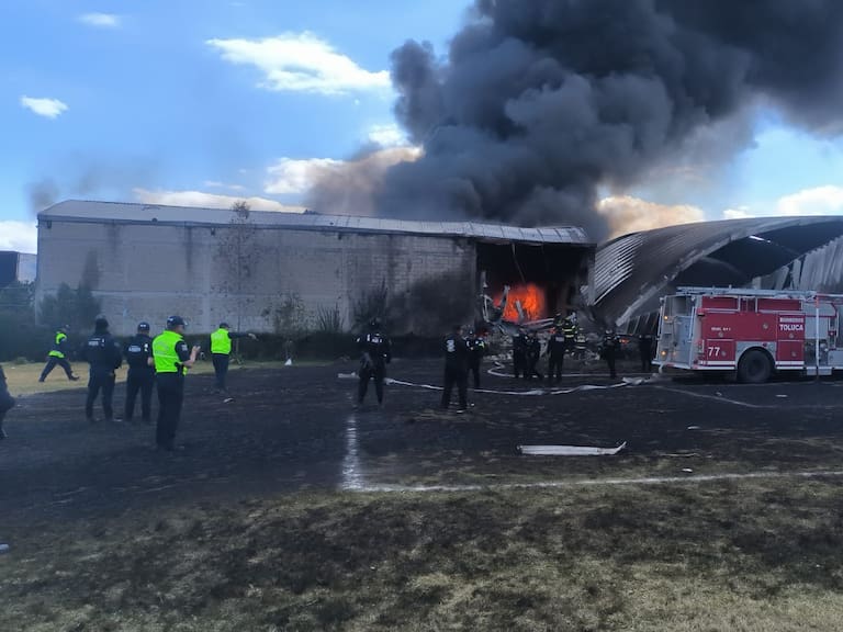Los bomberos atienden la emergencia que ocurrió cerca del Aeropuerto de Toluca. Foto: Grupo Siade.Ac