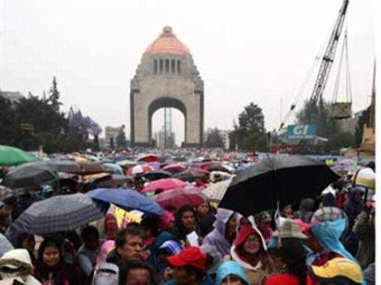 Arriban manifestantes a Monumento a la Revolución. Víctor Sandoval, reportero. 10/04/13