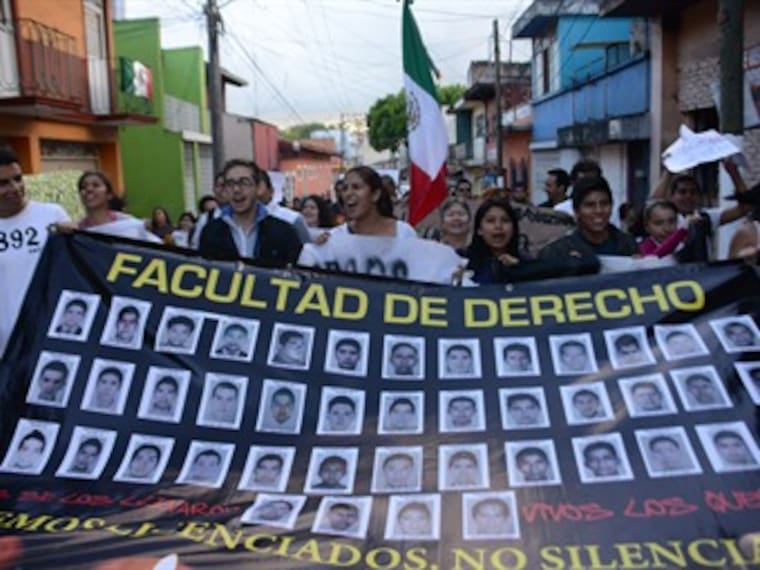 ¿Por qué se debe consultar el caso Ayotzinapa en internet?