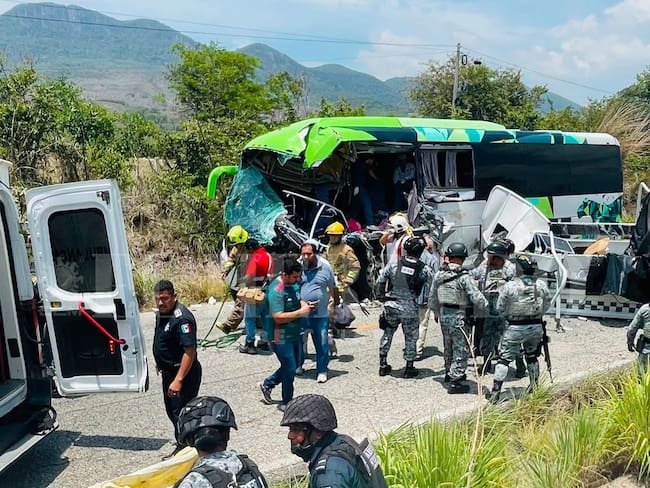Camión de la Guardia Nacional choca con autobús en Chiapas; deja una menor sin vida