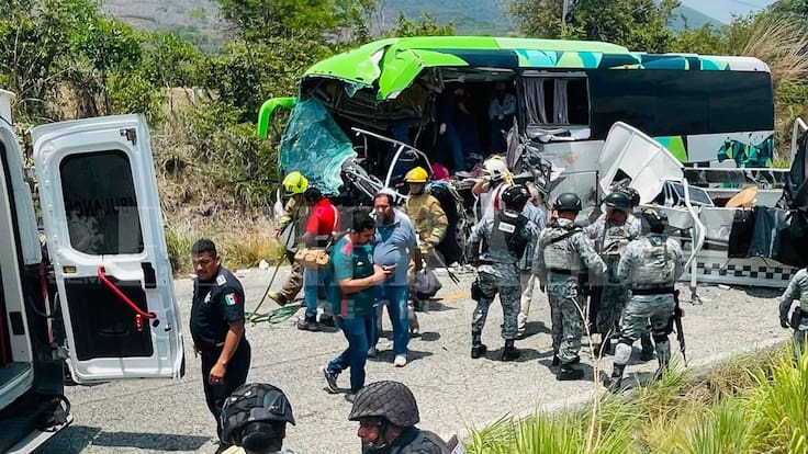 Camión de la Guardia Nacional choca con autobús en Chiapas; deja una menor sin vida